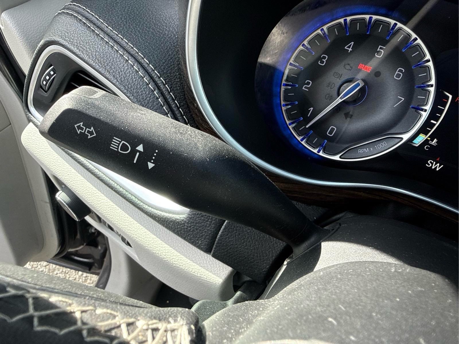 Used 2023 Chrysler Pacifica Limited FWD image 32