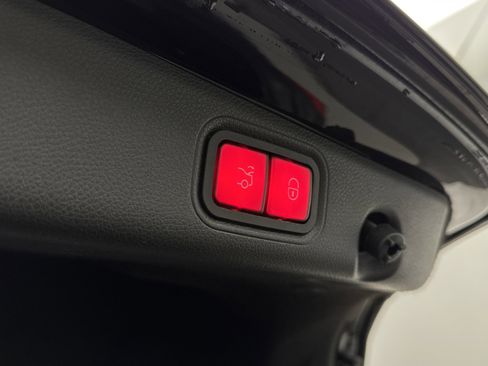 Used 2018 Mercedes-Benz E 400 4MATIC Sedan w/ Premium 1 Package image 33