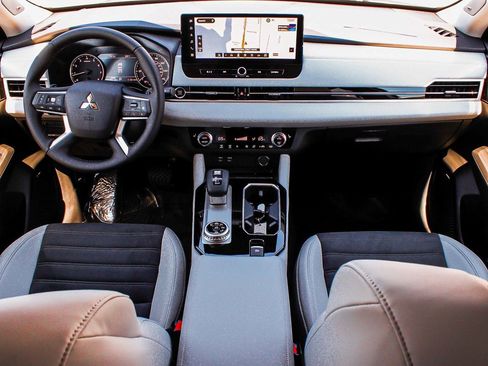 New 2025 Mitsubishi Outlander SE image 39