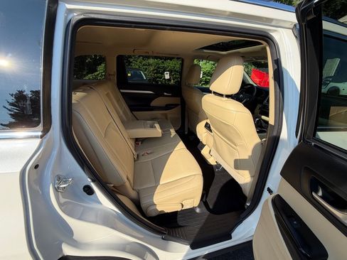 Used 2016 Toyota Highlander XLE AWD/4WD image 10