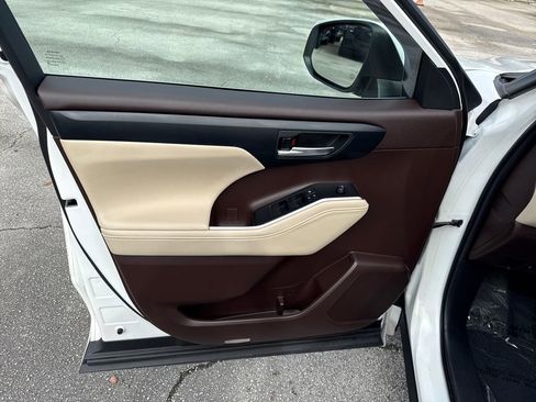 Used 2021 Toyota Highlander XLE image 13