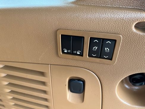 Used 2017 Cadillac Escalade ESV Platinum image 28