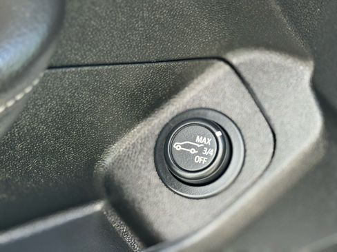 Used 2023 GMC Terrain SLE w/ Driver Convenience Package image 9