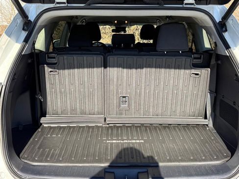 Used 2023 Toyota Highlander LE image 4