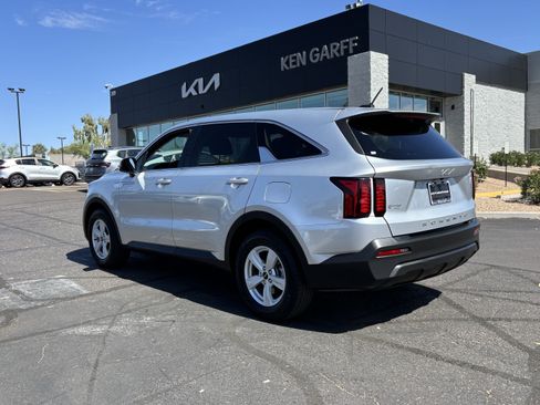 Certified 2022 Kia Sorento LX FWD image 4
