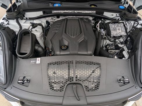 Used 2025 Porsche Macan image 28