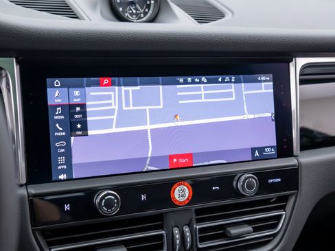 Used 2025 Porsche Macan image 24