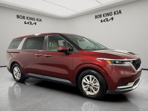 Used 2024 Kia Carnival LX FWD image 7