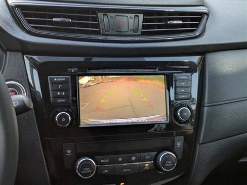 Used 2018 Nissan Rogue SV image 15