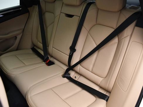 Used 2025 Porsche Macan image 40