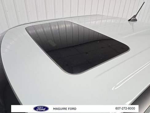 Used 2023 Ford Maverick Lariat w/ Lariat Luxury Package image 12