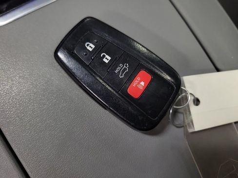 Used 2023 Toyota Highlander XLE AWD/4WD image 16