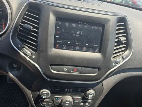 Used 2019 Jeep Cherokee Latitude Plus AWD/4WD image 19