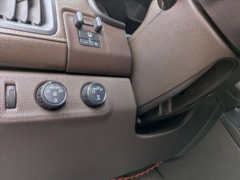 Used 2022 GMC Canyon Denali image 16