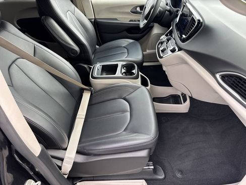 Used 2024 Chrysler Pacifica Touring-L FWD image 13