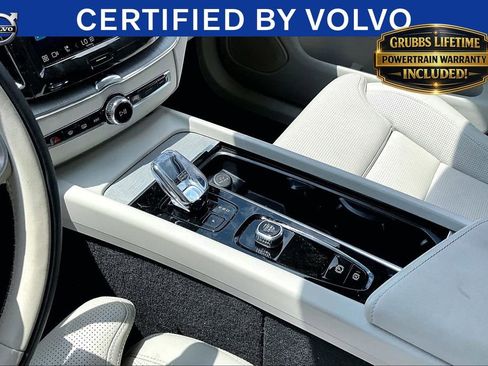 Used 2025 Volvo XC60 B5 Ultra AWD/4WD image 17