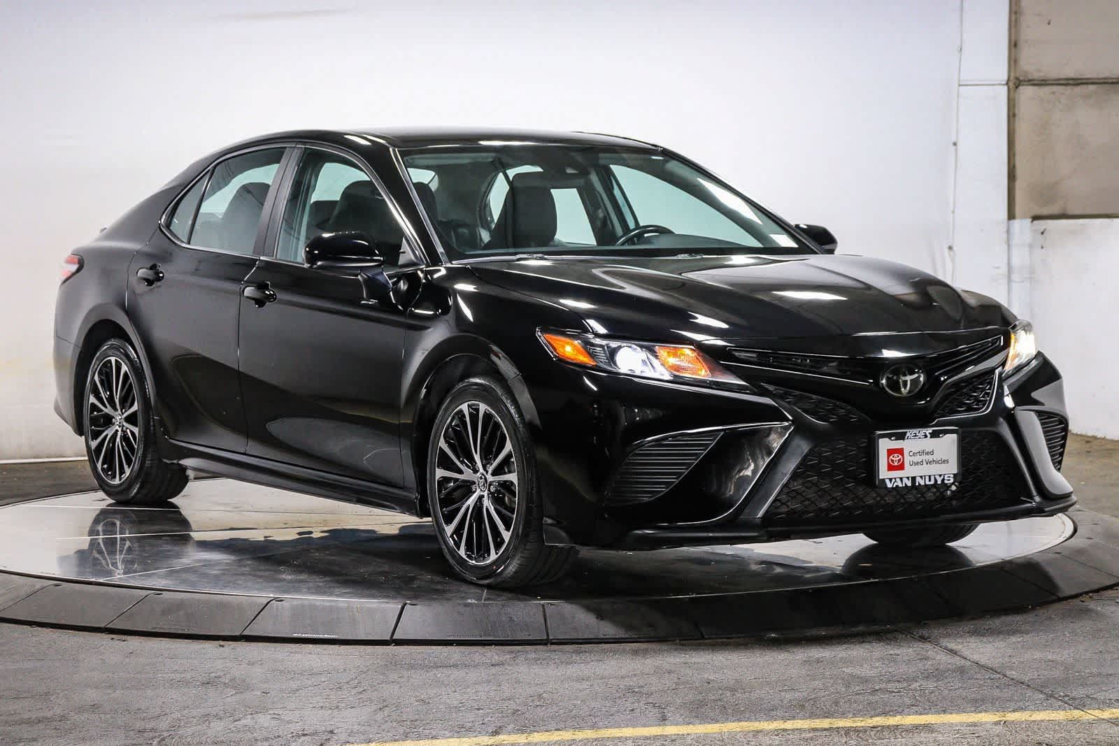 Used 2020 Toyota Camry SE w/ Carpet Mat Package FWD image 5