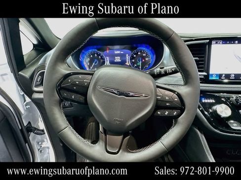 Used 2025 Chrysler Pacifica Limited FWD image 11
