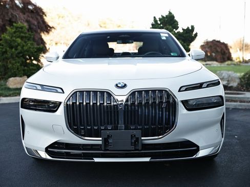 Used 2025 BMW i7 eDrive50 w/ Premium Package image 14