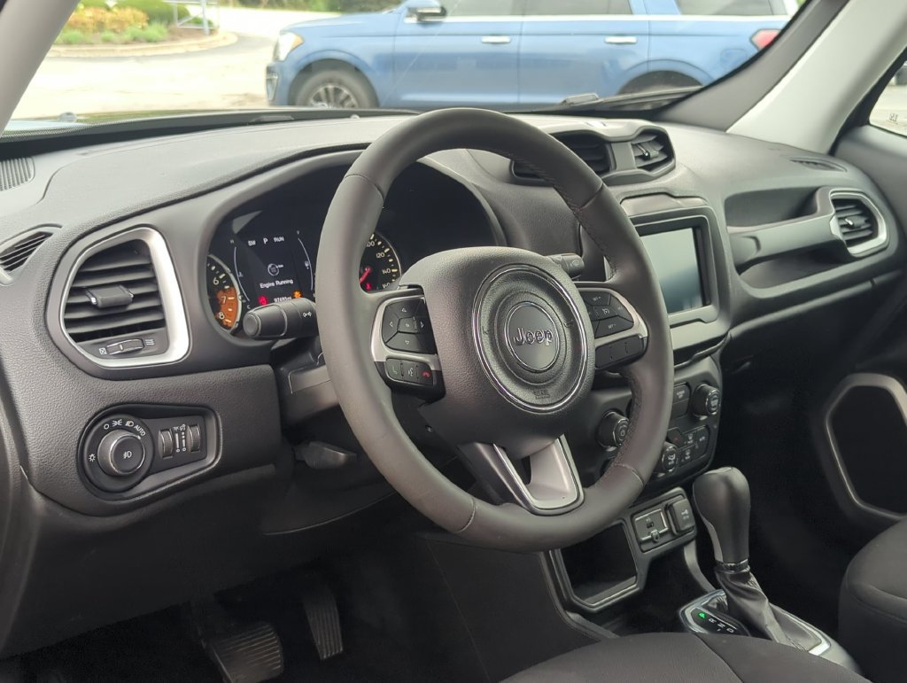 Used 2018 Jeep Renegade Latitude FWD image 11