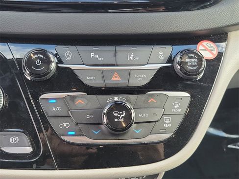 Used 2024 Chrysler Pacifica Touring-L image 12