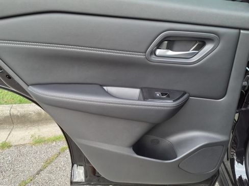 Certified 2025 Nissan Rogue SL FWD image 9