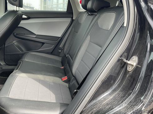 Used 2023 Volkswagen Taos SE w/ Panoramic Sunroof Package image 6