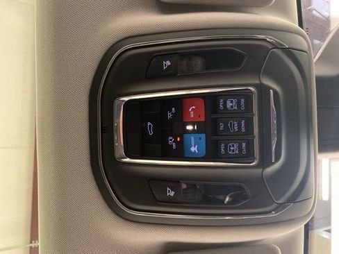 Used 2023 Jeep Grand Cherokee Limited w/ Black Appearance Package image 17