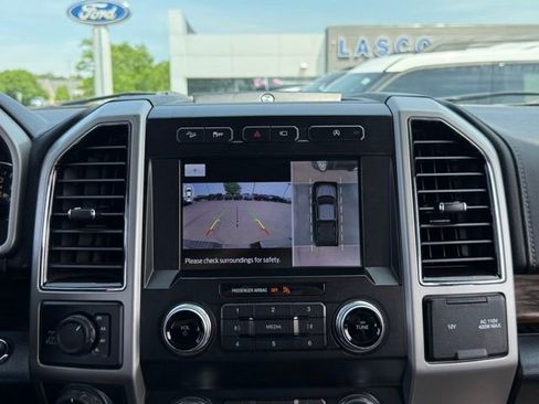 Used 2019 Ford F150 Lariat w/ Equipment Group 502A Luxury AWD/4WD image 4