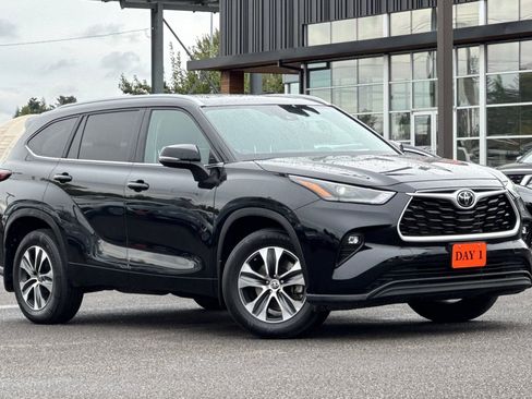 Used 2024 Toyota Highlander XLE AWD/4WD image 2