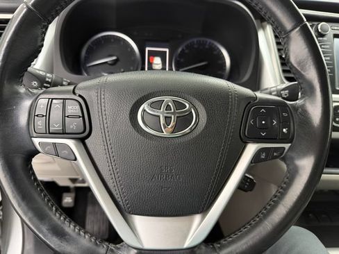 Used 2019 Toyota Highlander XLE FWD image 9