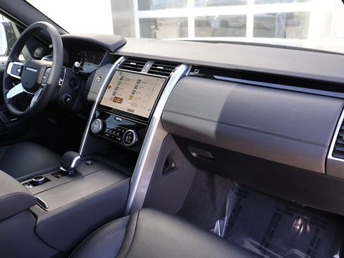 Certified 2025 Land Rover Discovery S image 31