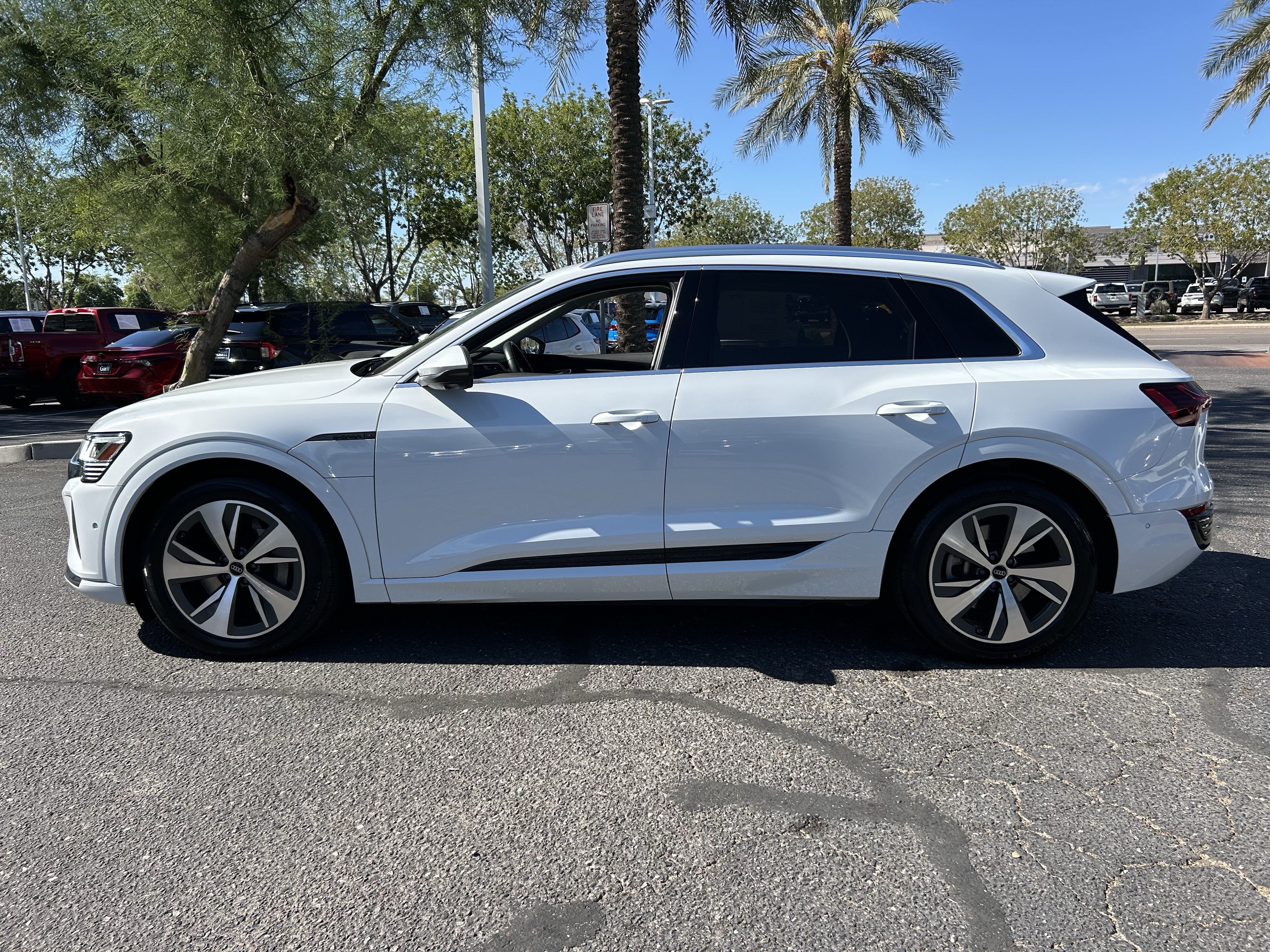 Used 2024 Audi Q8 e-tron Premium Plus w/ Premium Plus Package AWD/4WD image 2