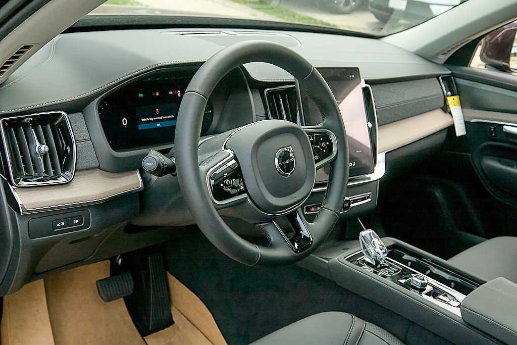 New 2026 Volvo XC90 T8 Plus w/ Protection Package AWD/4WD image 13
