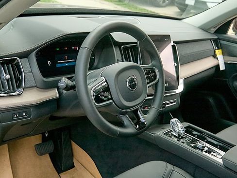 New 2026 Volvo XC90 T8 Plus w/ Protection Package AWD/4WD image 13