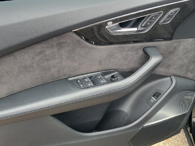 Used 2019 Audi Q8 Prestige w/ Luxury Package AWD/4WD image 9