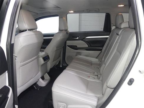 Used 2019 Toyota Highlander XLE image 27