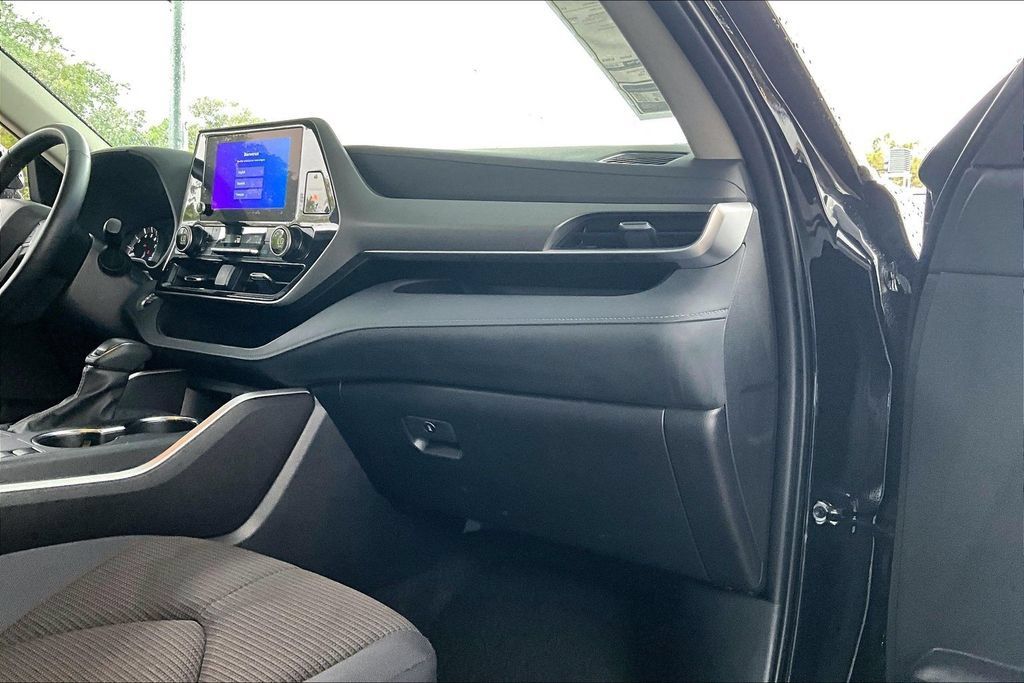 Used 2025 Toyota Highlander LE FWD image 24