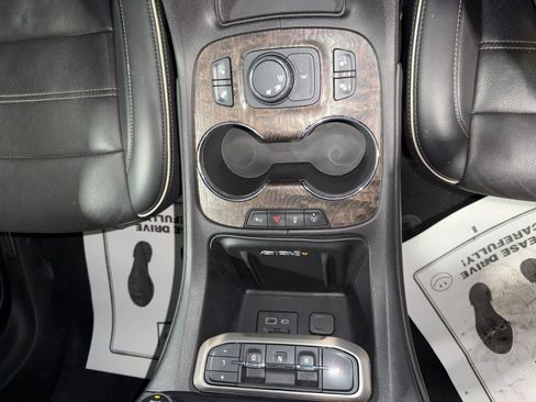 Used 2022 GMC Acadia Denali image 32