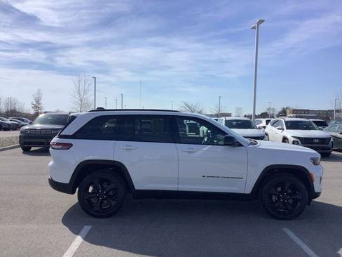 Used 2023 Jeep Grand Cherokee Altitude AWD/4WD image 7