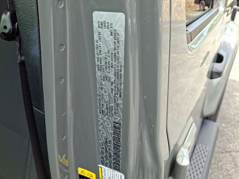 Used 2023 Jeep Gladiator Sport AWD/4WD image 27
