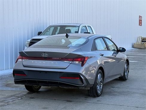 Used 2024 Hyundai Elantra SEL image 4
