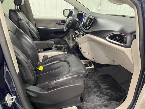 Used 2022 Chrysler Pacifica Touring-L image 13