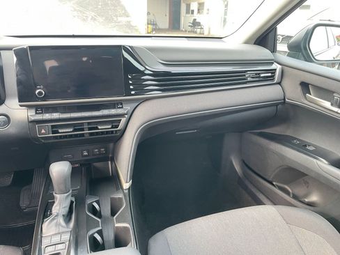 Used 2025 Toyota Camry LE image 34