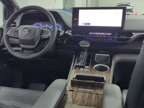 Used 2026 Toyota Sienna Platinum AWD/4WD image 35
