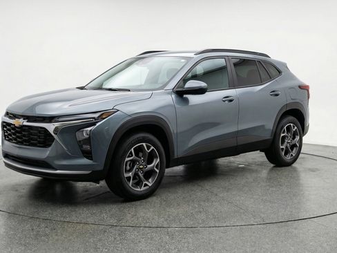 Used 2025 Chevrolet Trax LT FWD image 3