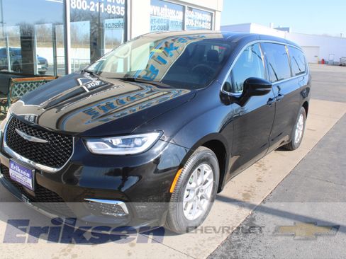 Used 2024 Chrysler Pacifica Touring-L image 1