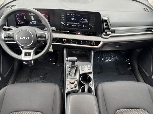 Used 2023 Kia Sportage LX image 3