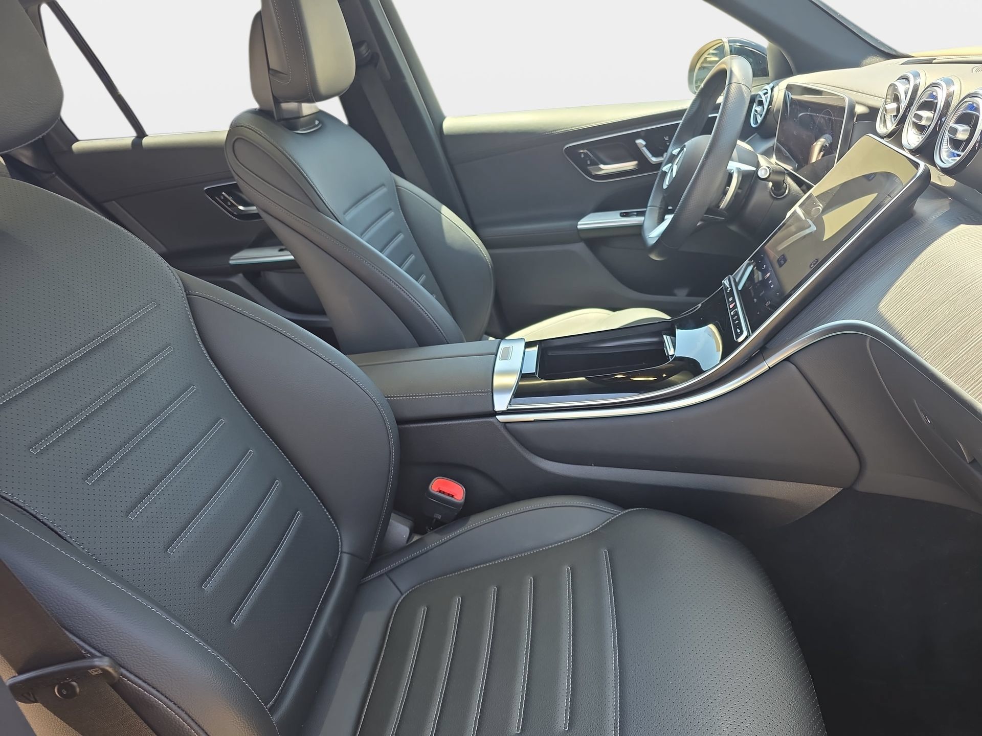 Used 2025 Mercedes-Benz GLC 300 4MATIC image 10