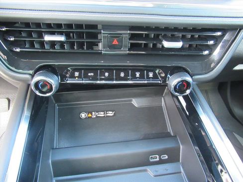 Used 2025 Chevrolet Suburban Premier image 28